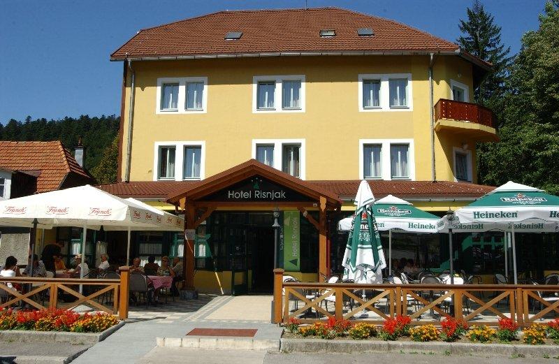 Hotel Risnjak デルニツェ エクステリア 写真