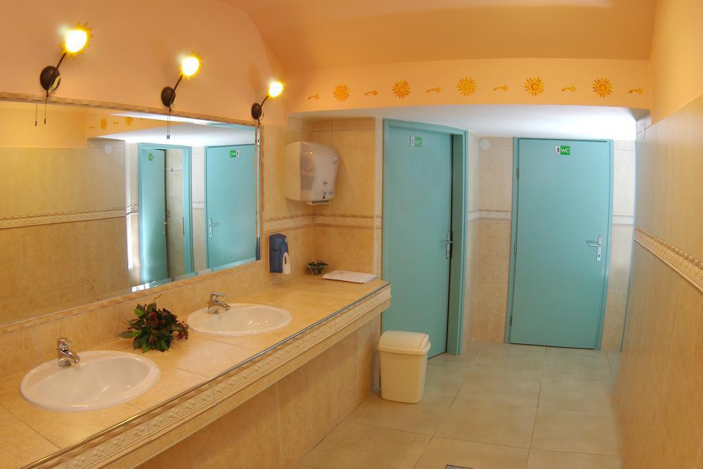 Hotel Risnjak デルニツェ エクステリア 写真