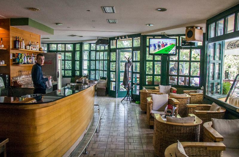 Hotel Risnjak デルニツェ エクステリア 写真