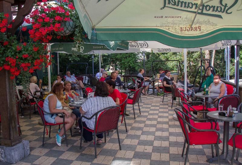 Hotel Risnjak デルニツェ エクステリア 写真