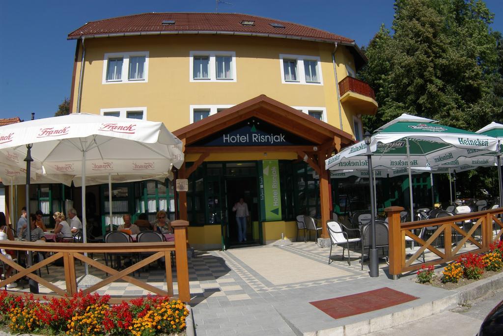 Hotel Risnjak デルニツェ エクステリア 写真