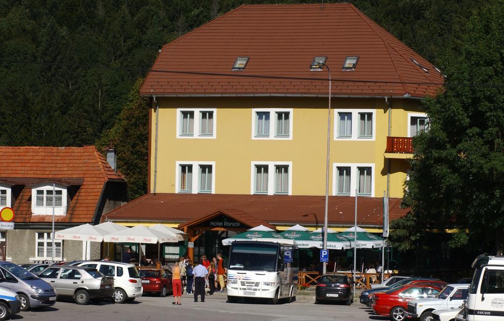 Hotel Risnjak デルニツェ エクステリア 写真